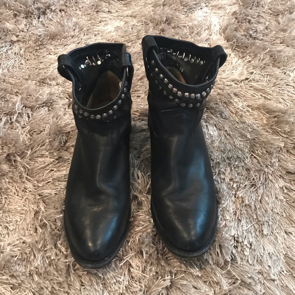 Frye Diana Cut Stud Stort Boot